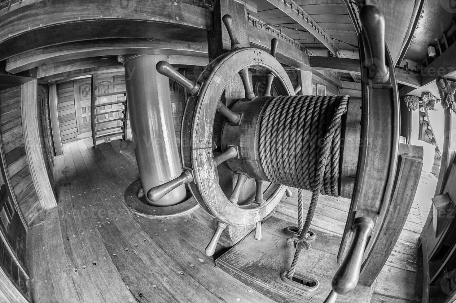 detalhe da roda de madeira do navio pirata foto