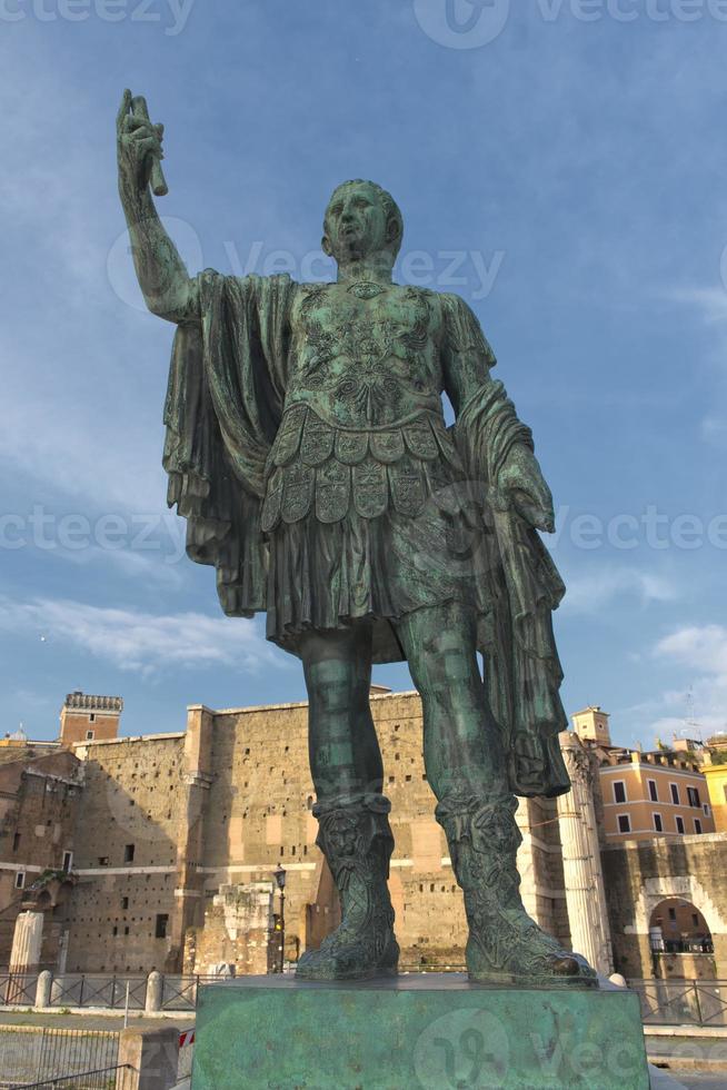 estátua de bronze do imperador gigante de roma perto de fóruns imperiais foto