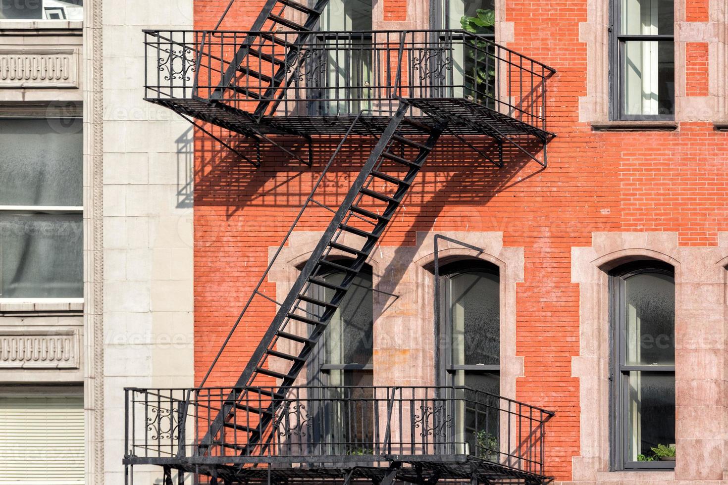 prédios de nova york manhattan detalhe da escada de incêndio foto