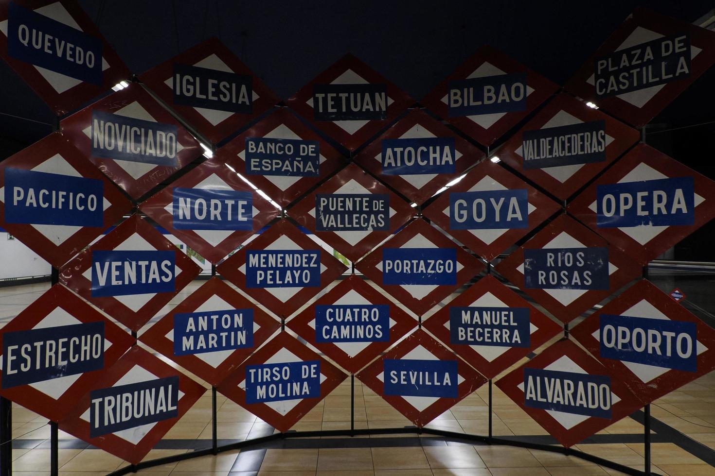 muitas placas de estação de metrô em madrid espanha foto