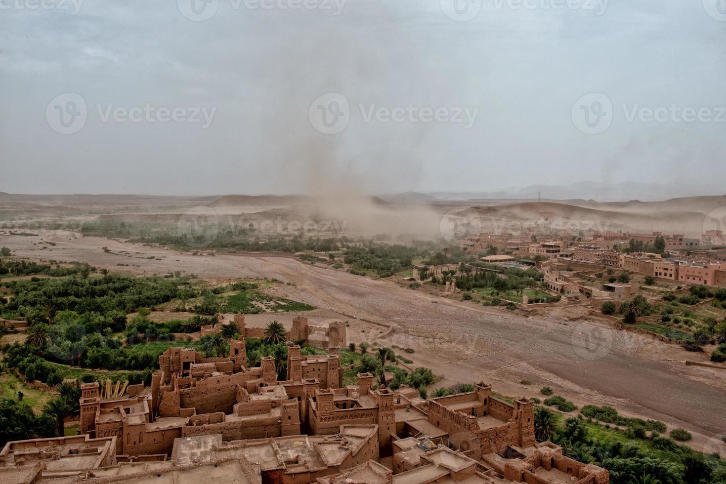 tempestade de areia chegando a ait benhaddou maroc foto