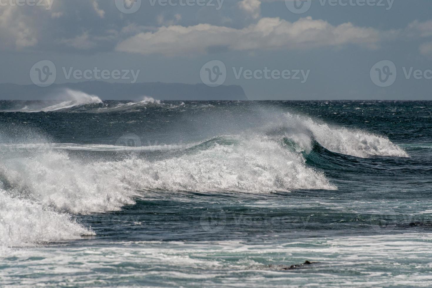 ondas do oceano pacífico na costa foto