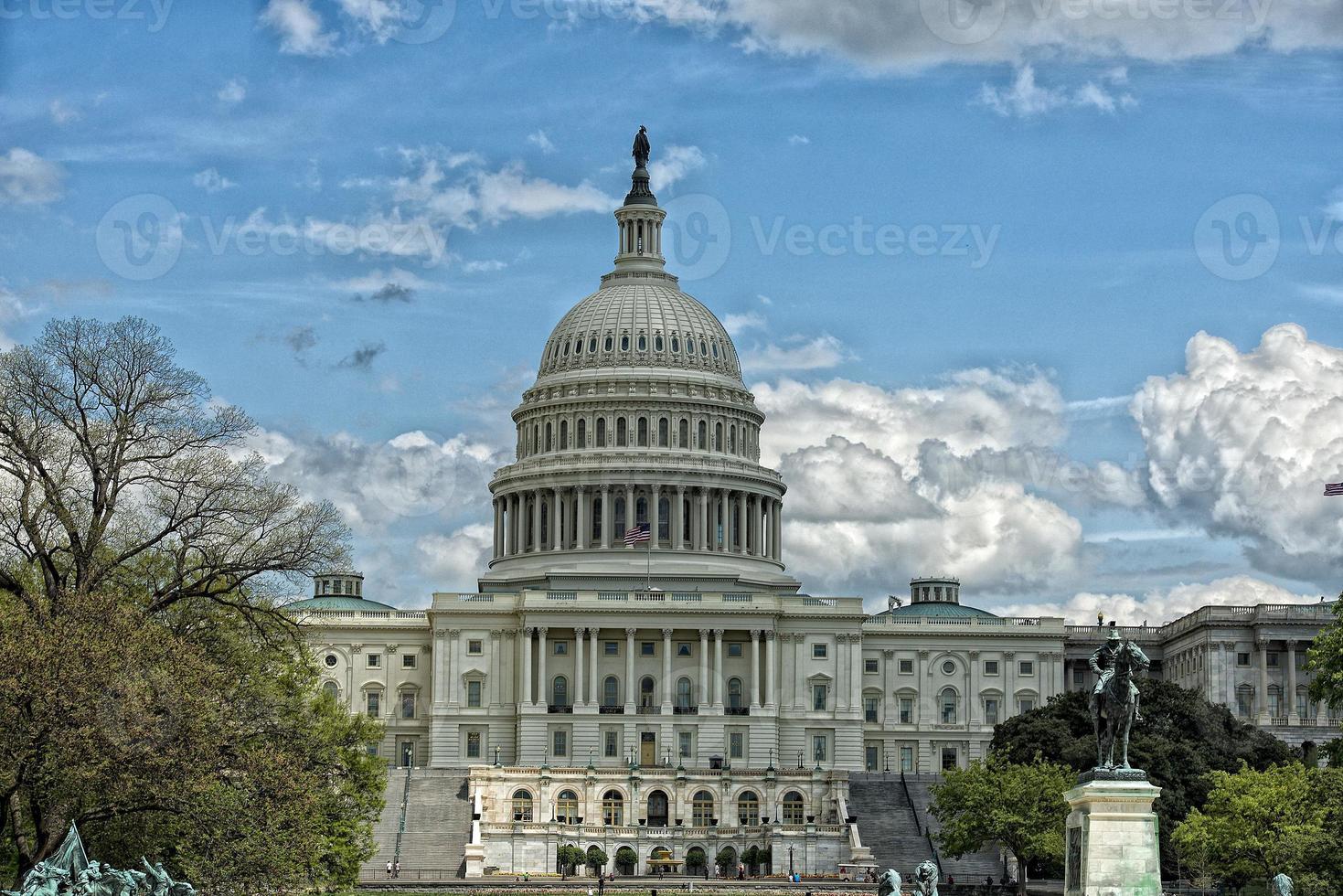 Washington DC Capitólio vista no céu nublado foto