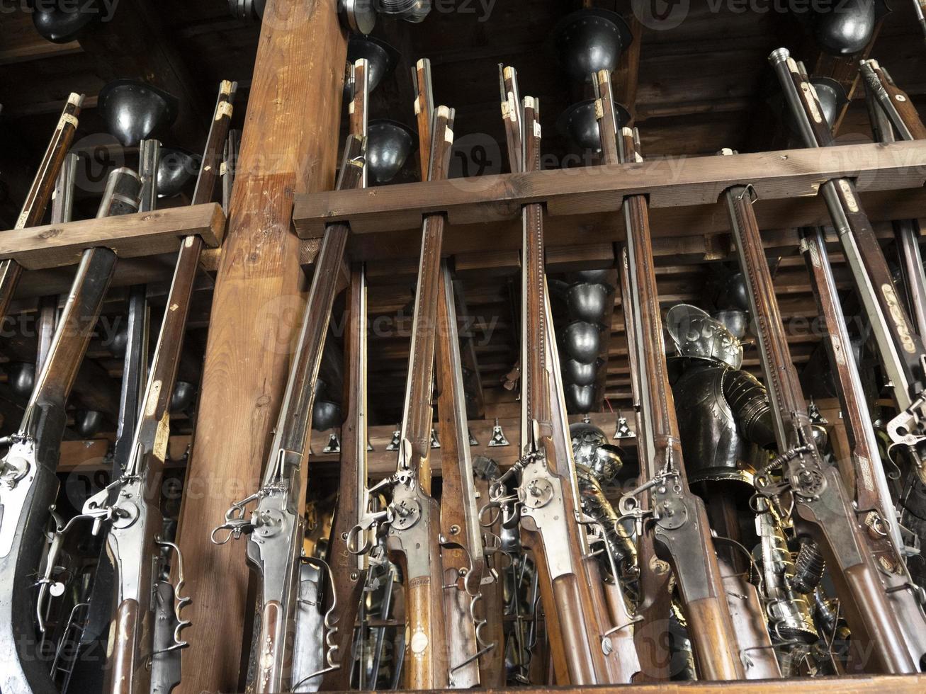 muitos fusil de madeira de ferro medieval foto