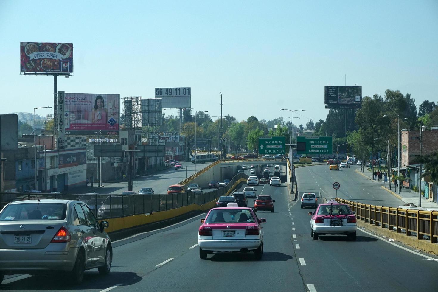 cidade do méxico, méxico - 5 de novembro de 2017 - capital da metrópole mexicana tráfego congestionado foto