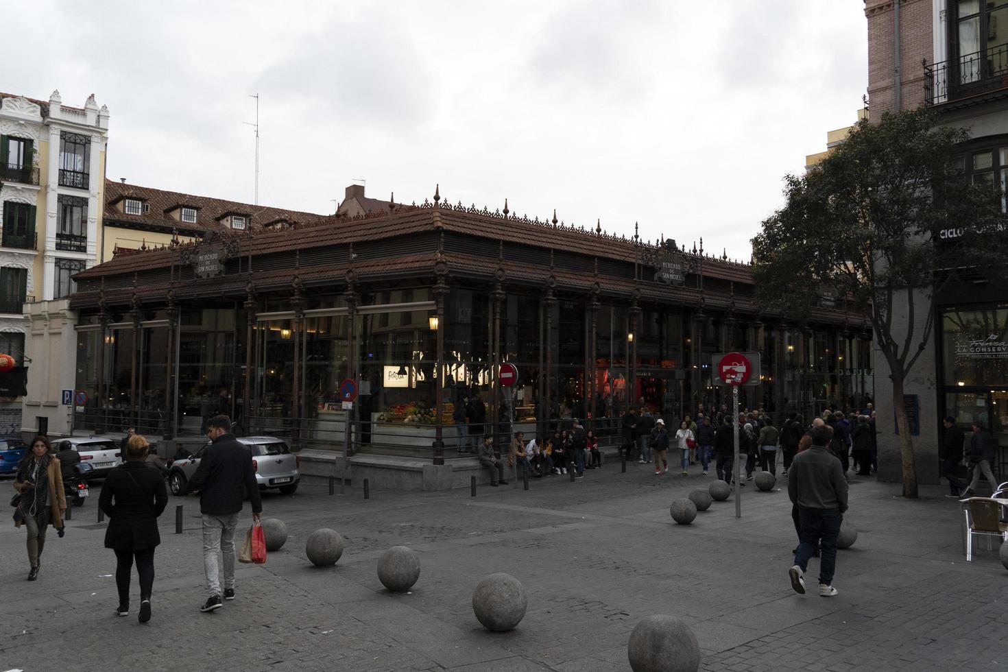 madrid, espanha - 1 de abril de 2019 - o mercado de san miguel foto