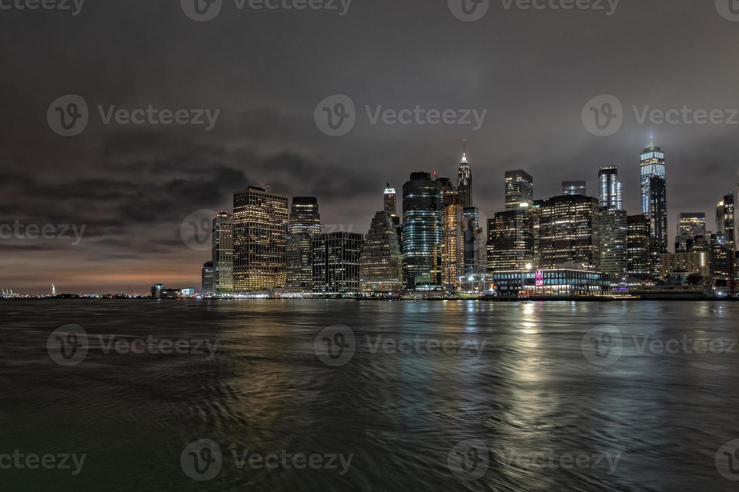 Manhattan vista noturna do Brooklyn foto