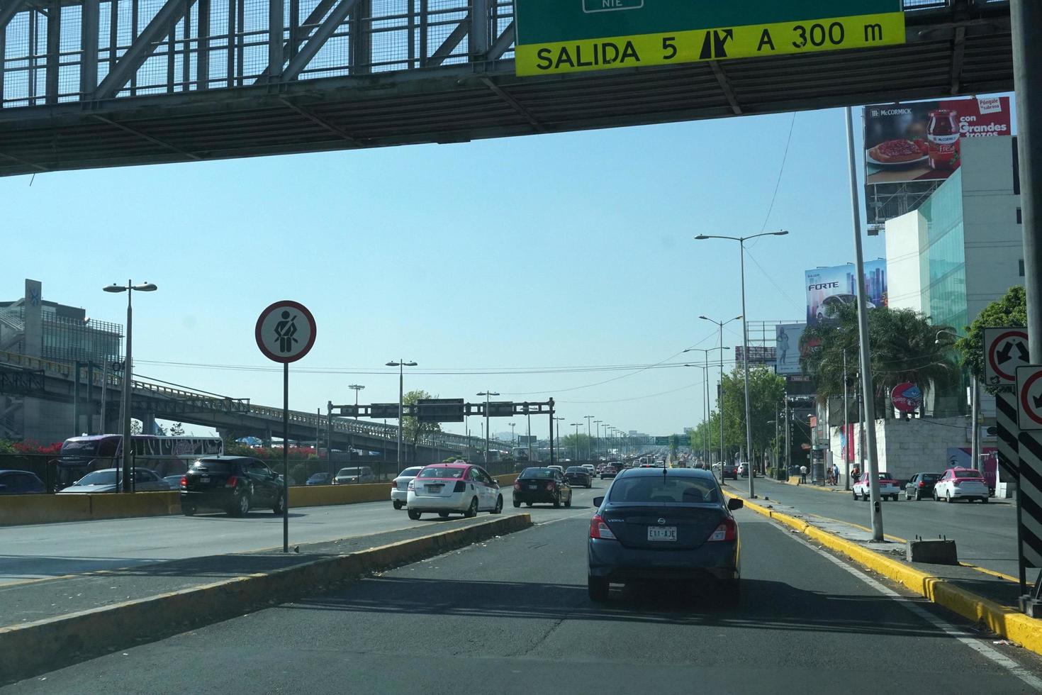 cidade do méxico, méxico - 5 de novembro de 2017 - capital da metrópole mexicana tráfego congestionado foto