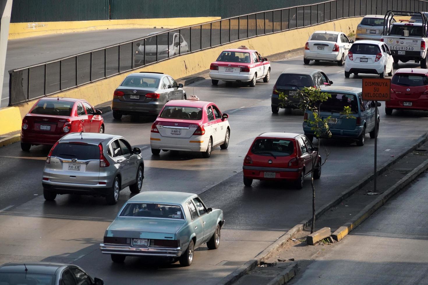 cidade do méxico, méxico - 3 de fevereiro de 2019 - capital da metrópole mexicana tráfego congestionado foto