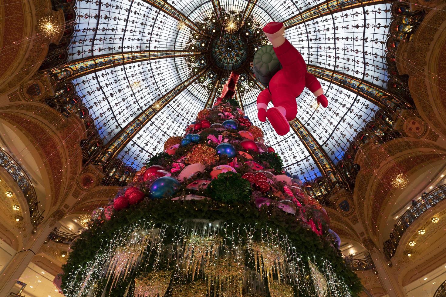 paris, frança - 20 de novembro de 2021 - árvore de natal nas galerias la fayette foto