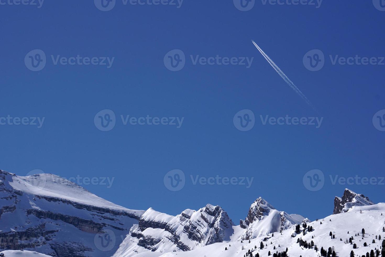 trilhas de avião rastreiam chemtrails no céu azul profundo foto