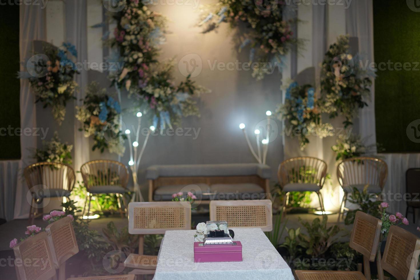 linda decoração de casamento com flores, folhas e lâmpadas foto