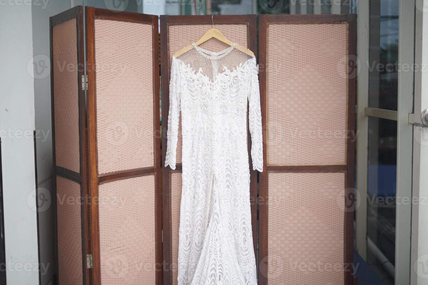 lindo vestido de noiva branco para cerimônia de casamento foto