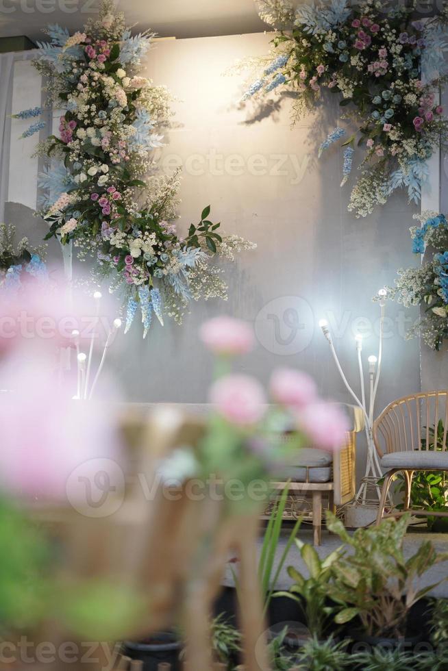 linda decoração de casamento com flores, folhas e lâmpadas foto