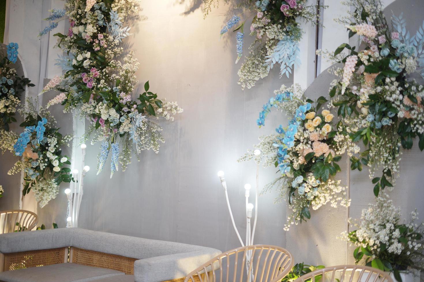linda decoração de casamento com flores, folhas e lâmpadas foto