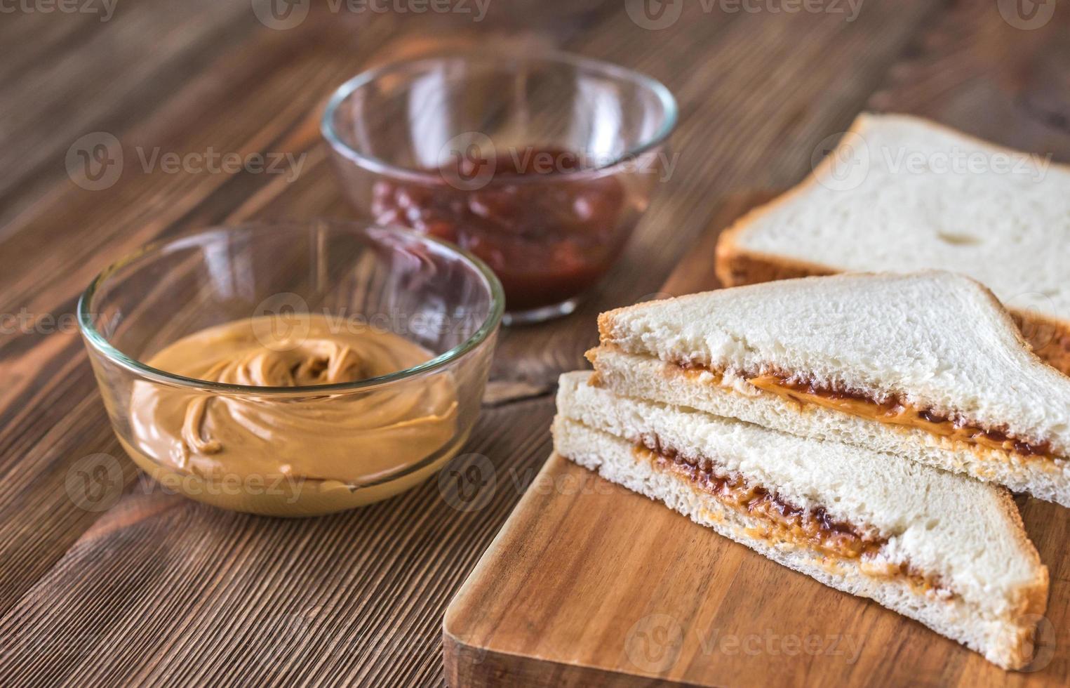 um sanduíche de manteiga de amendoim e geléia foto