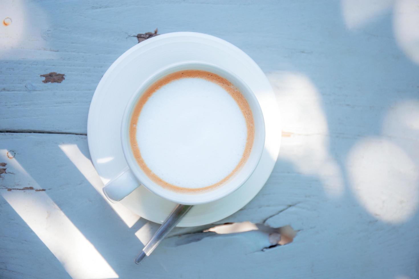 xícara de café com luz solar. foto