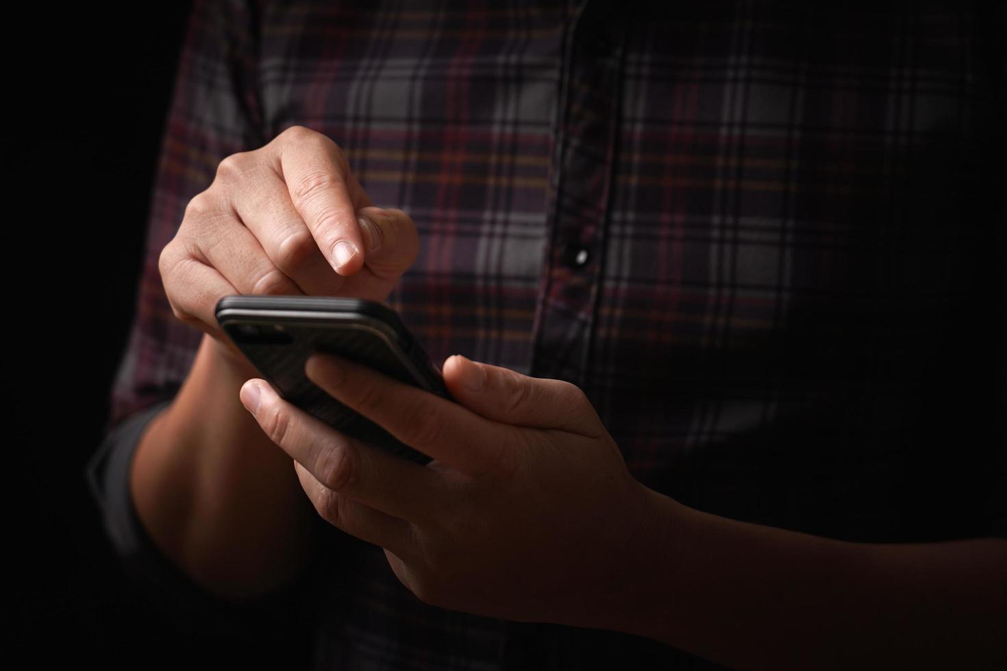 mão de homem usando um telefone celular navegando em aplicativos de dispositivos móveis, lendo notícias, conversando ou fazendo compras online, pesquisando informações na internet, segurando smartphone, negócios na internet, marketing digital foto