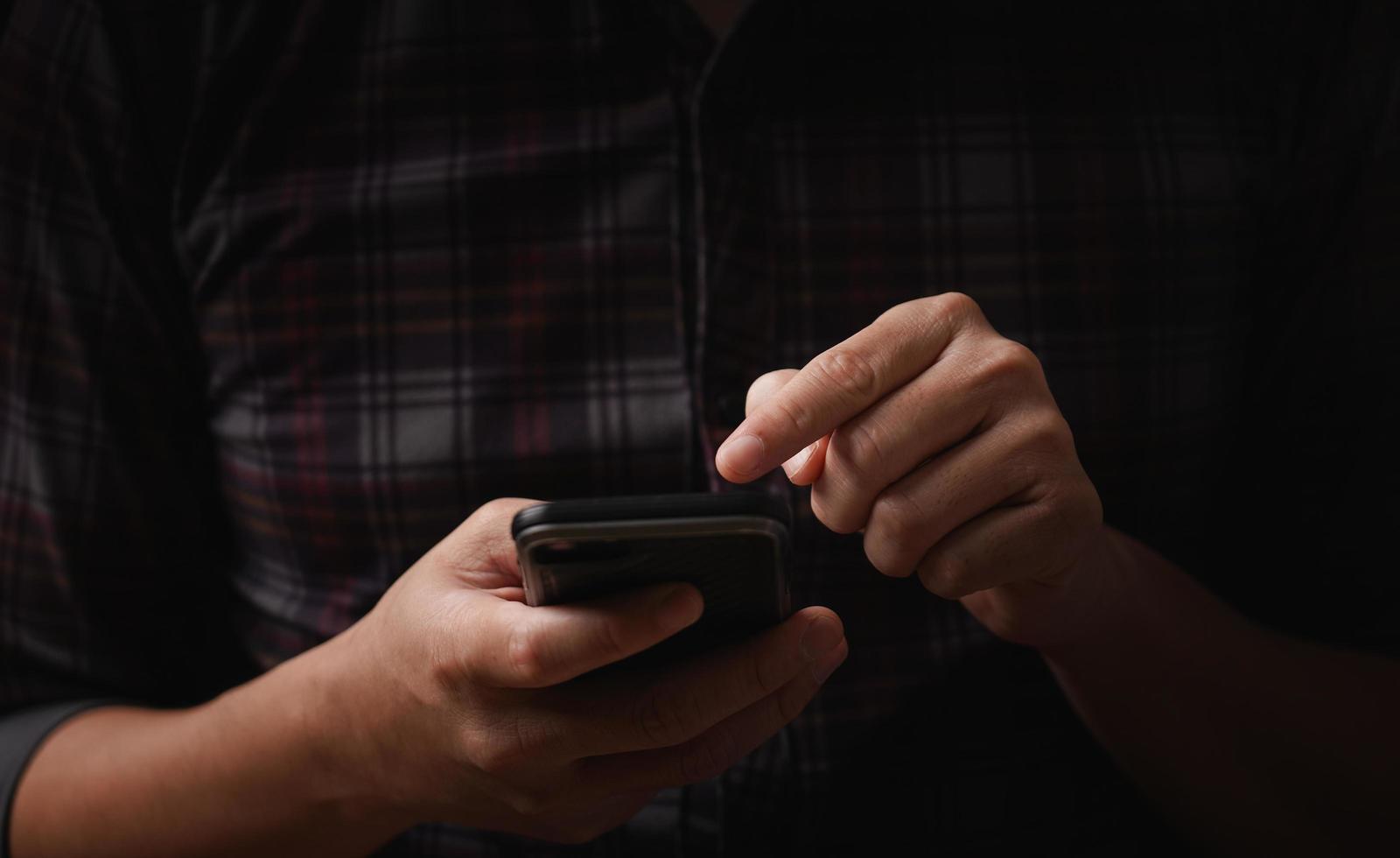 mão de homem usando um telefone celular navegando em aplicativos de dispositivos móveis, lendo notícias, conversando ou fazendo compras online, pesquisando informações na internet, segurando smartphone, negócios na internet, marketing digital foto