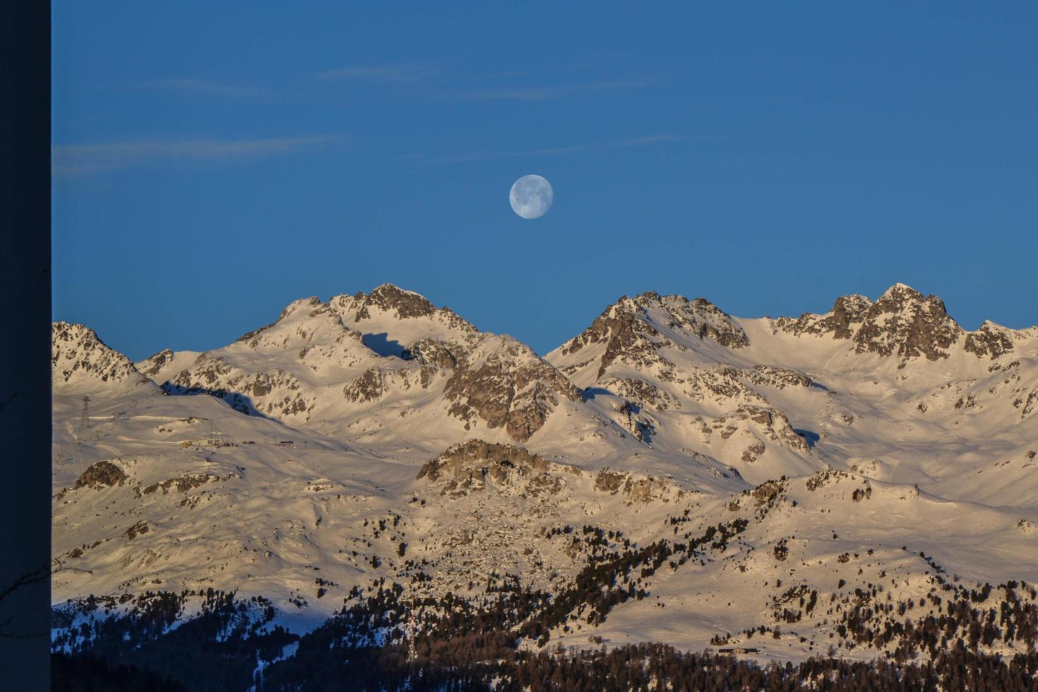 lua sobre as encostas foto