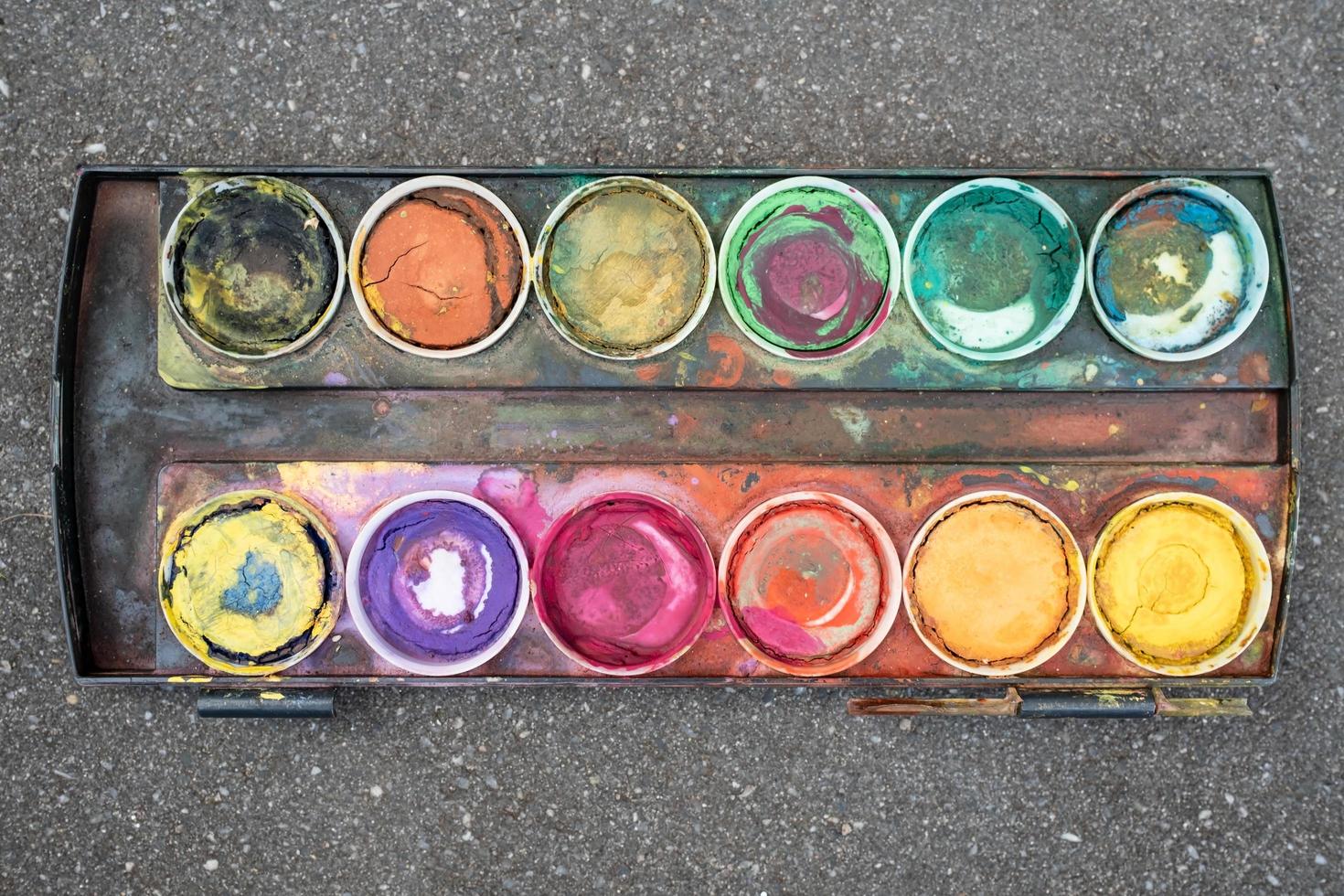 conjunto de velhas tintas guache usadas de cores diferentes, em um fundo isolado. flatley. foto