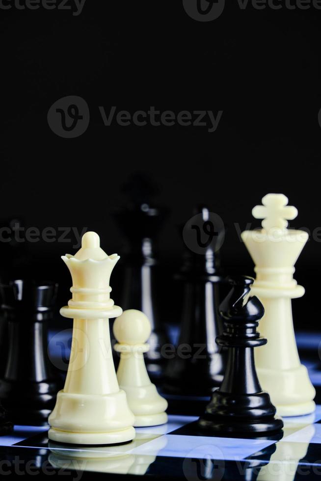 Um tabuleiro de xadrez com uma peça de xadrez preto e branco.