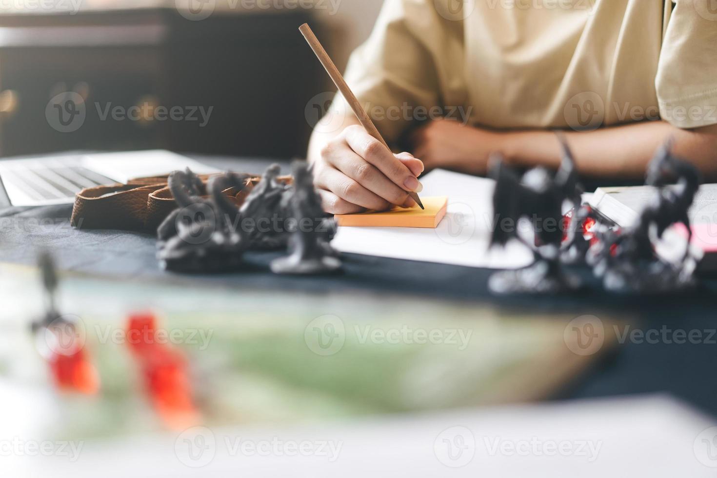 mão de mulher escrevendo para criar história configuração aventura RPG mesa e jogos de tabuleiro passatempo foto