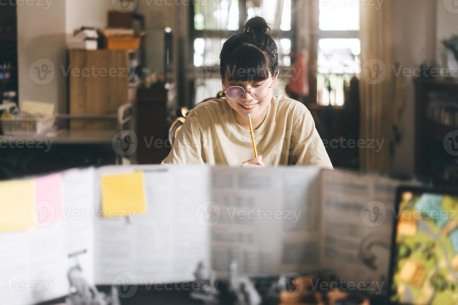 jovem adulta asiática desfrutando de RPG de mesa e jogos de tabuleiro foto