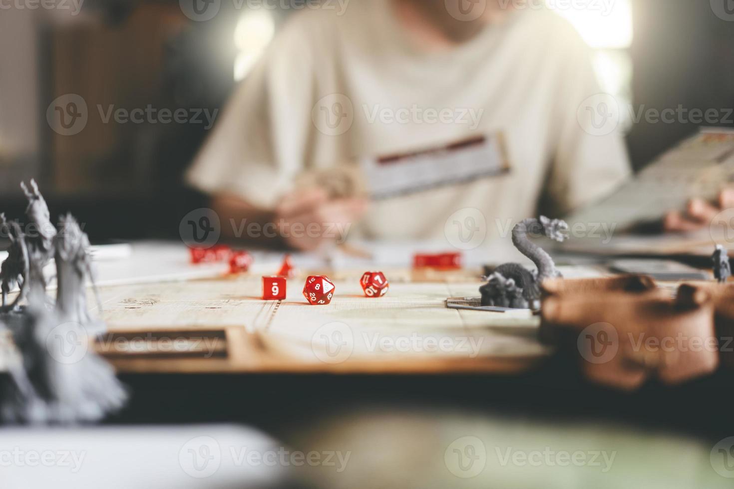 concentre-se nos dados d20 no conceito de hobby de mesa e jogos de tabuleiro foto