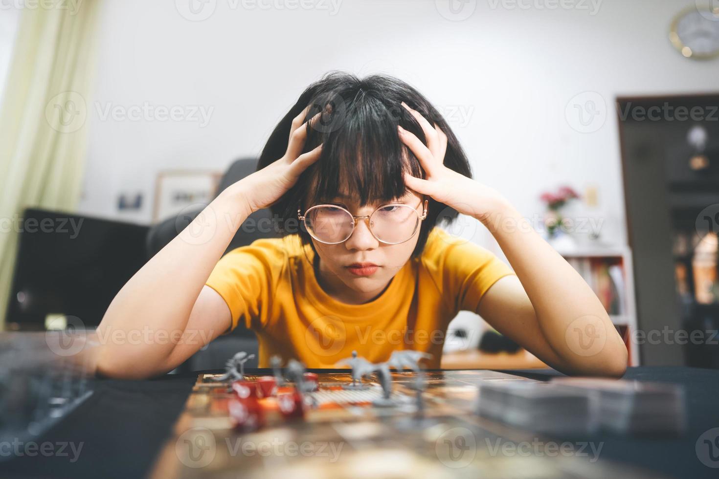 jovem adulta do sudeste asiático jogando jogo de tabuleiro na mesa superior foto