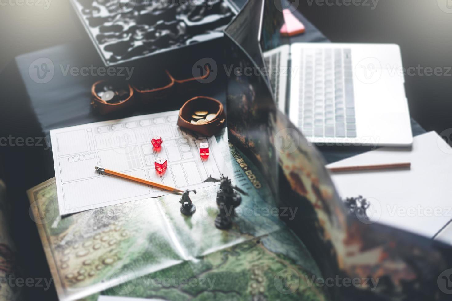 tela principal do calabouço com dados e miniaturas para RPG de mesa e passatempo de jogos de tabuleiro foto