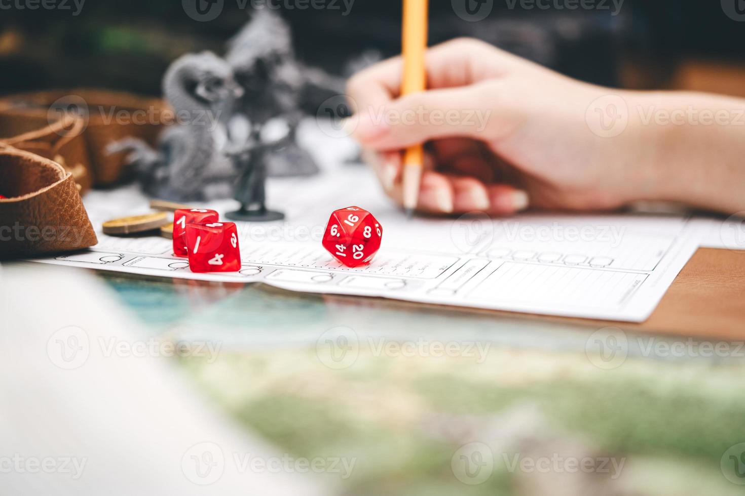 concentre-se nos dados d20 no conceito de hobby de mesa e jogos de tabuleiro foto