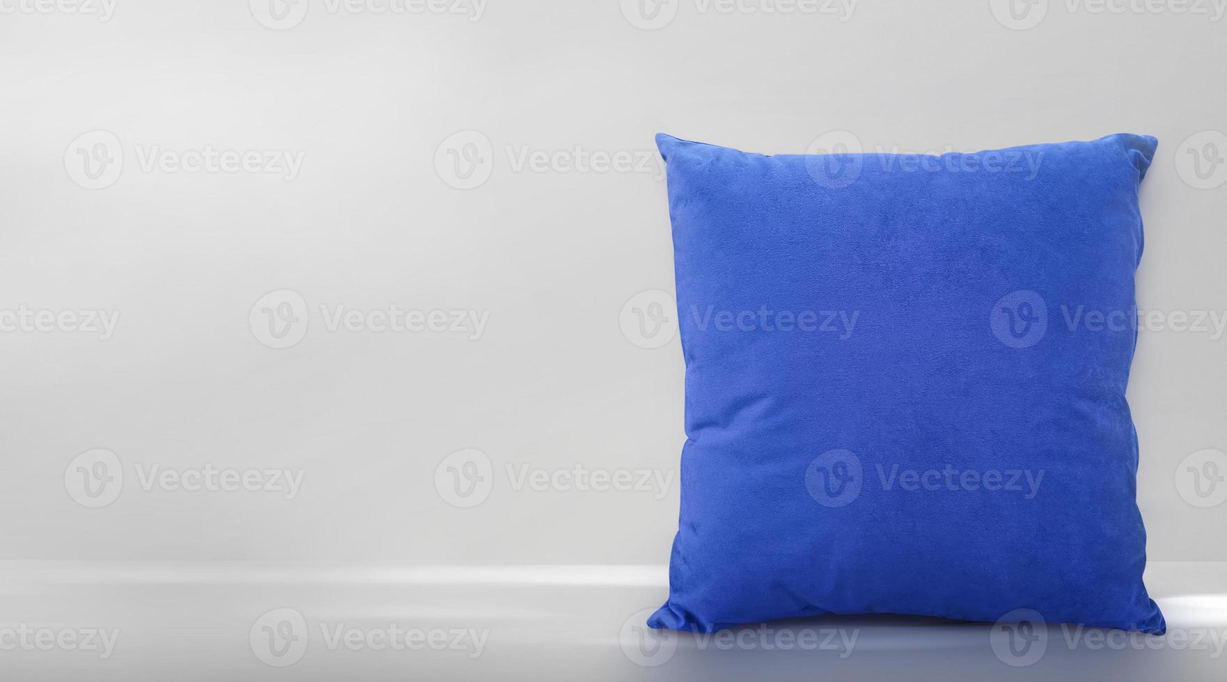travesseiro azul contra a parede de fundo do quarto foto