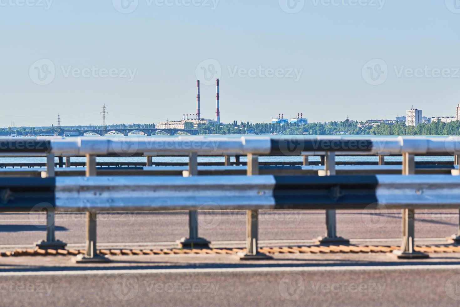 barreira de tráfego na estrada da estrada da ponte. foto