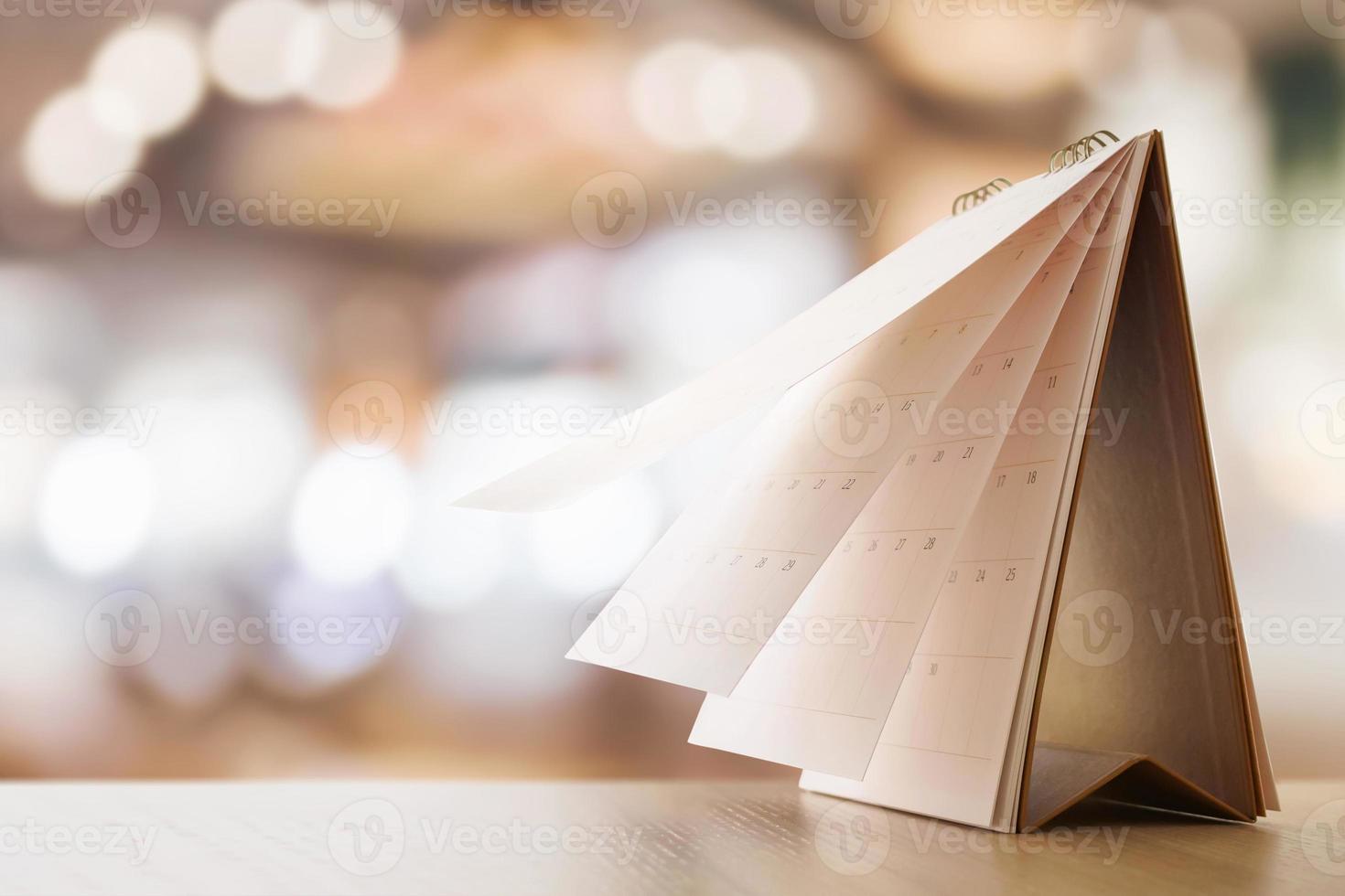 calendário de mesa na mesa com nomeação de fundo bokeh turva e conceito de reunião de negócios foto