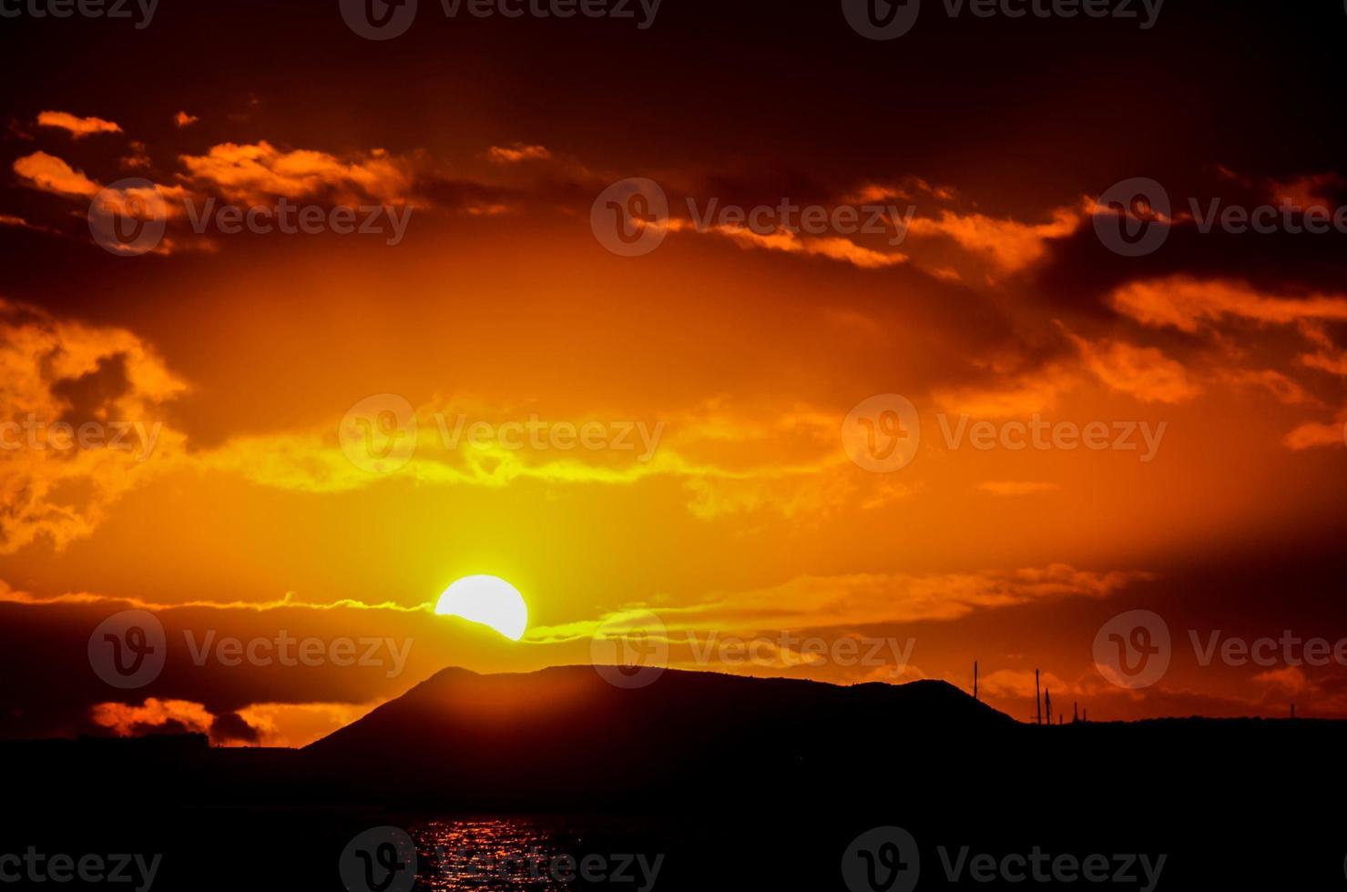 céu sobre o pôr do sol foto