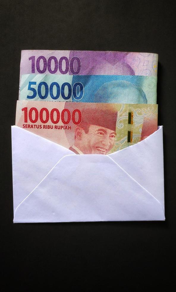 rupia indonésia em envelope branco, vista superior. foto