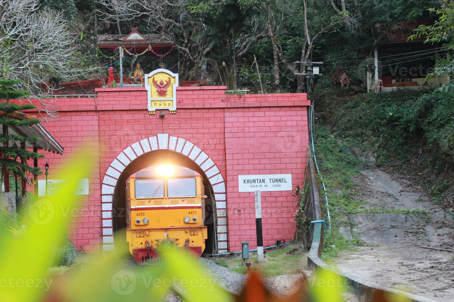 passagem de trem túnel khuntan com luz aberta e borda de montanha foto