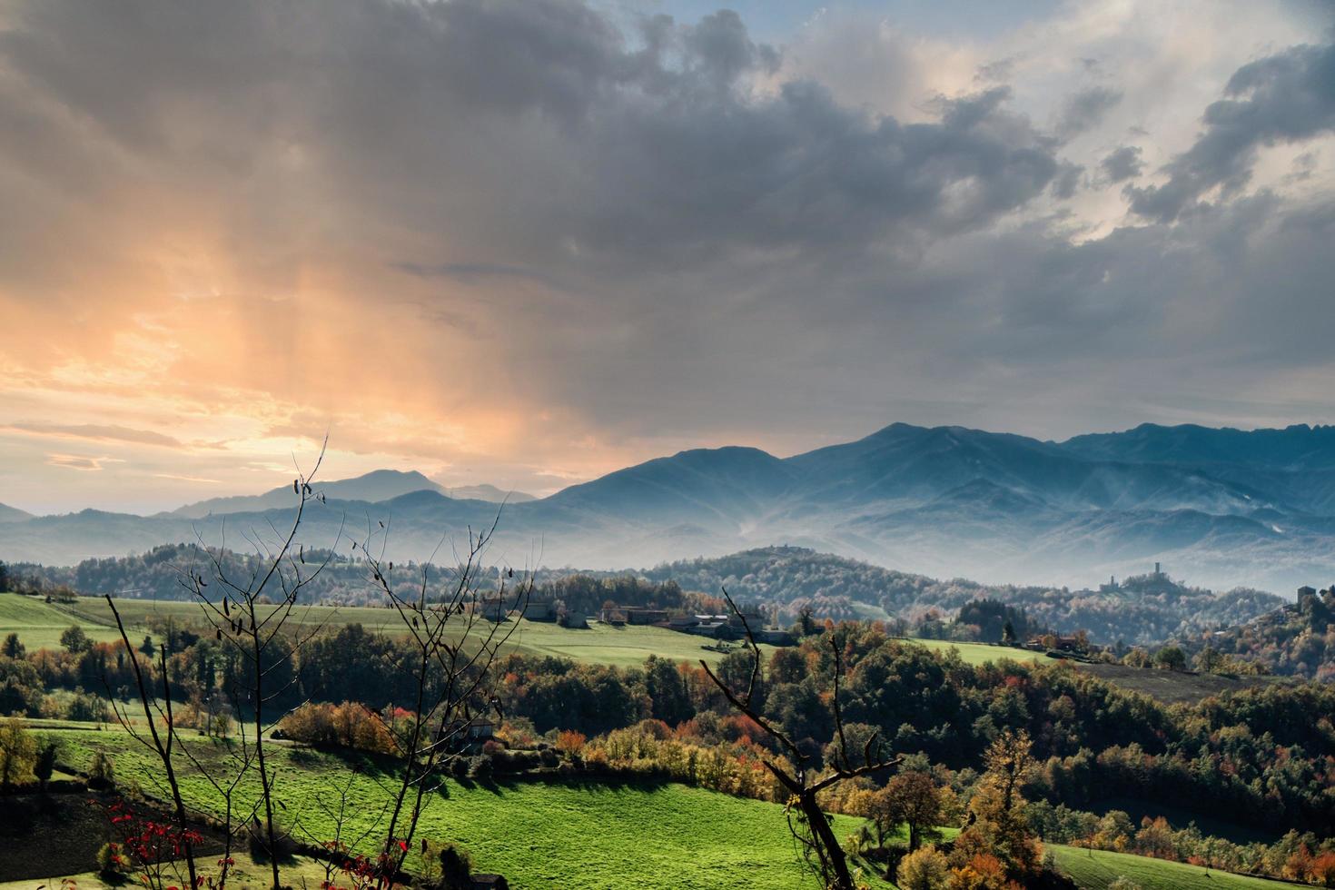 paisagens de outono do langhe piemontês com suas cores e colinas perto de alba, na província de cuneo foto