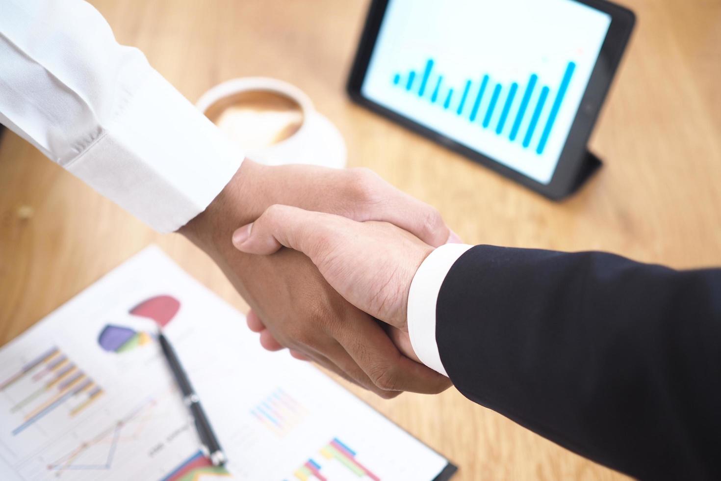 concluiu um feliz negócio. os dois empresários concordaram em ser sócios que trabalham juntos em equipe. foto