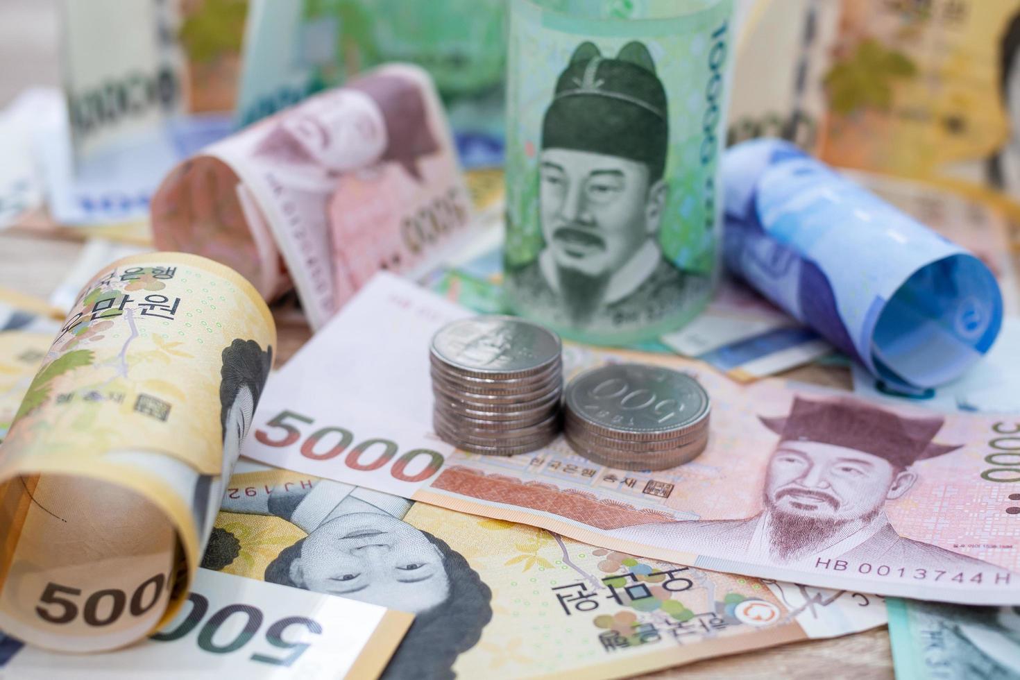 troca de dinheiro em moeda won sul-coreana. conceito de câmbio de moeda de negócios de finanças. foto
