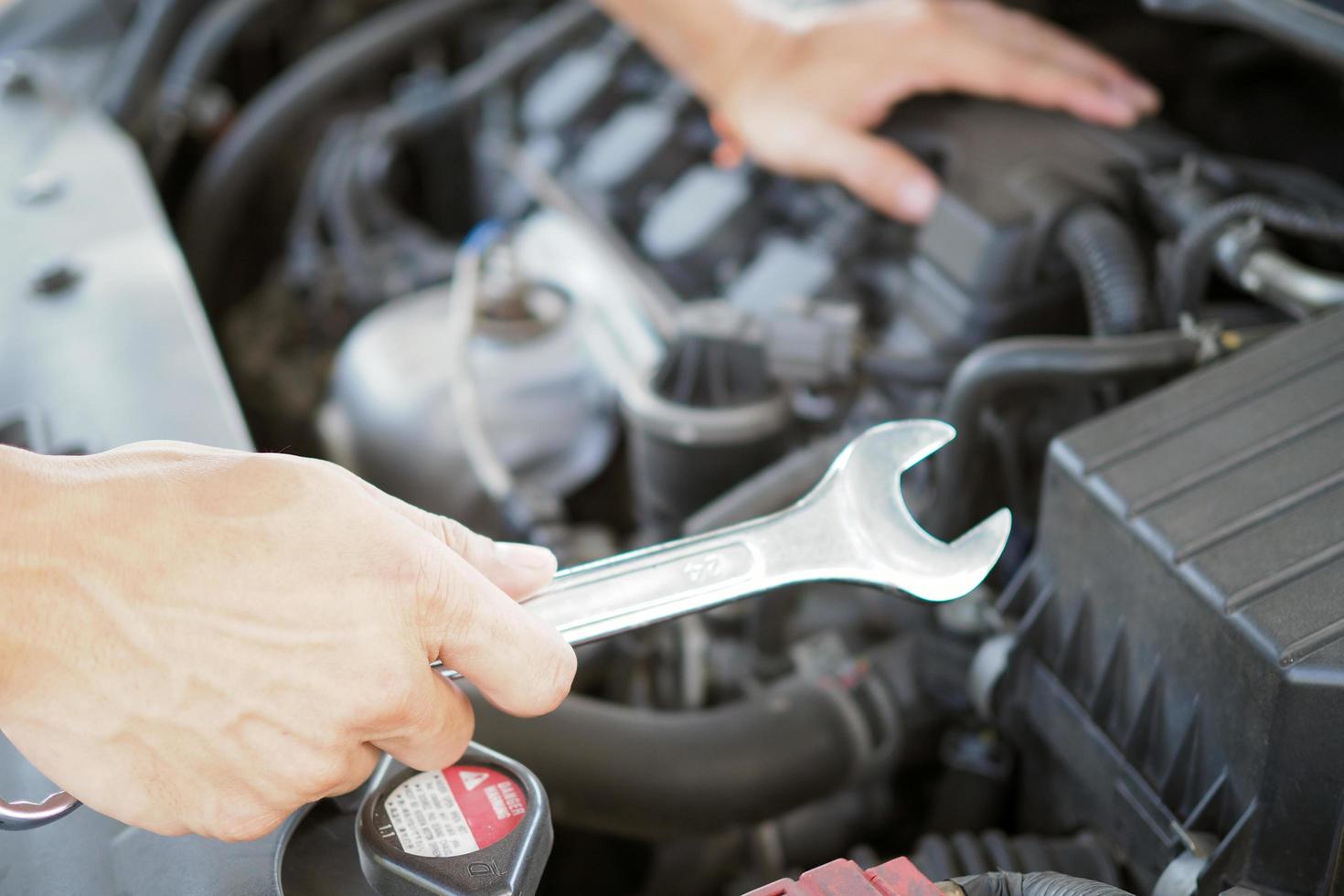 reparador de automóveis está trabalhando para consertar o motor. serviço de reparo rápido foto