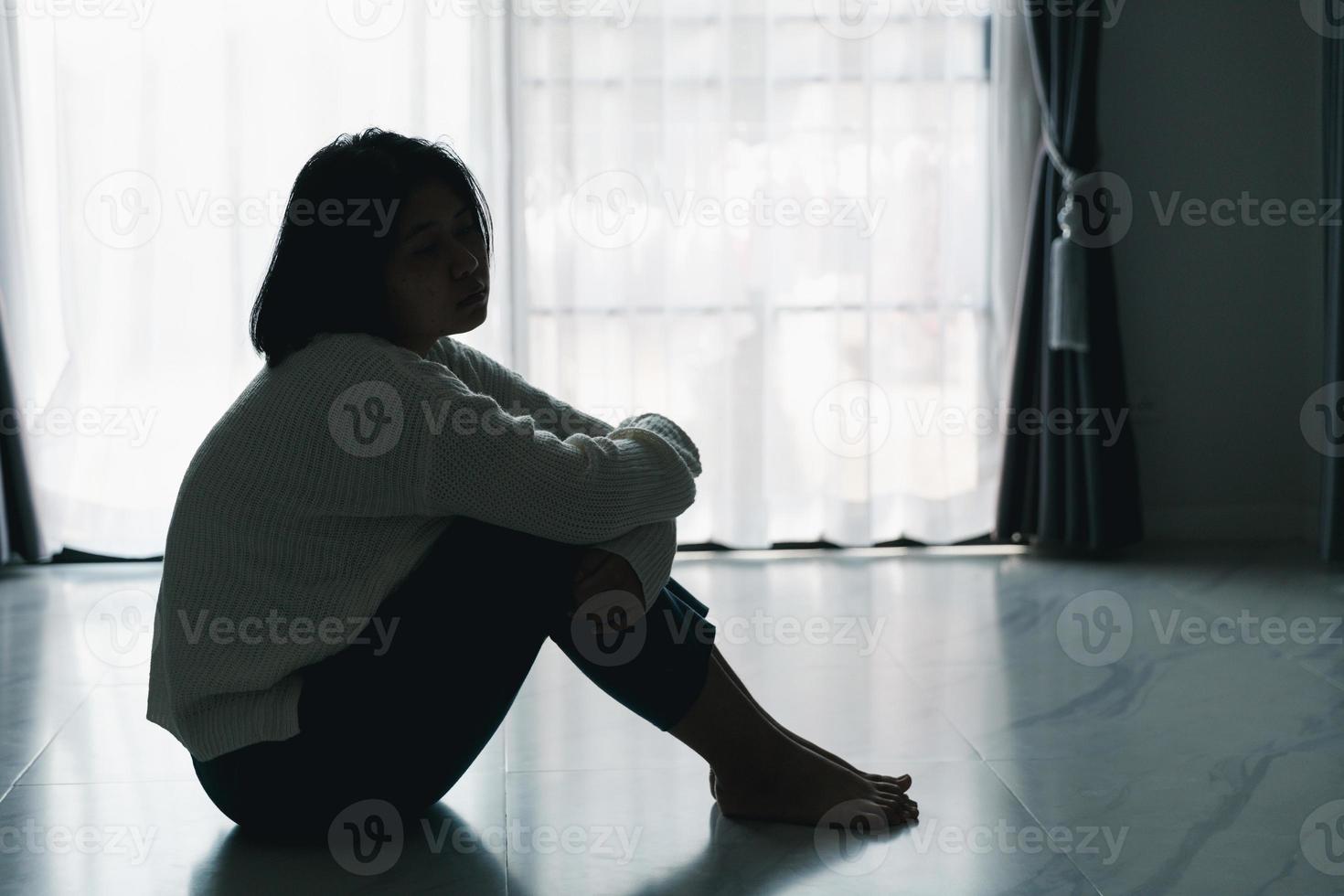 conceito de triste depressão adolescente. adolescente chateado sentado no chão dentro de casa. ansiedade jovem desespero e estresse. mulheres solitárias e infelizes são vítimas sociais. juventude de solidão em casa. foto