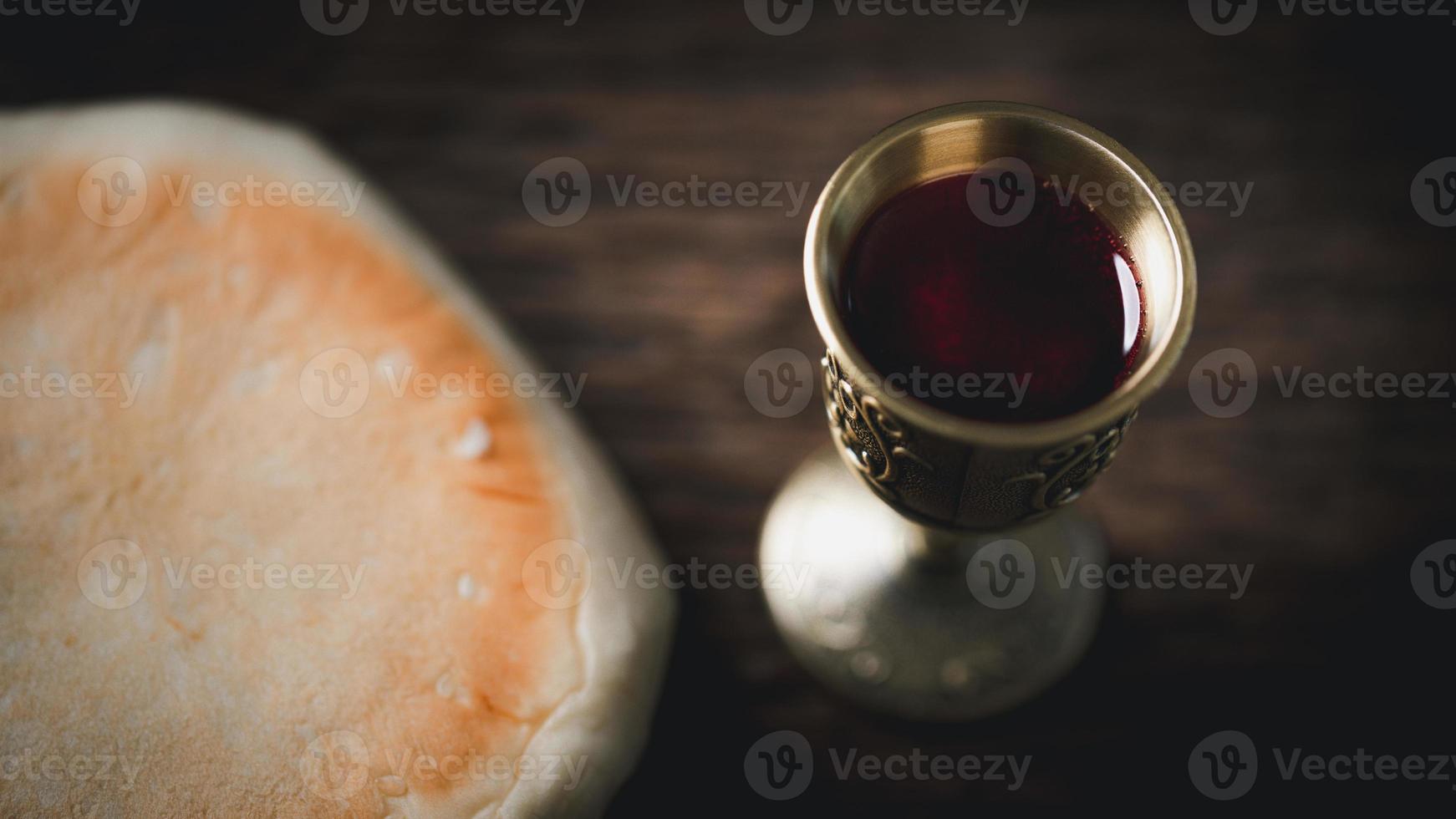 conceito de eucaristia ou santa comunhão do cristianismo. Eucaristia é sacramento instituído por Jesus. durante a última ceia com os discípulos. pão e vinho é corpo e sangue de jesus cristo dos cristãos. foto