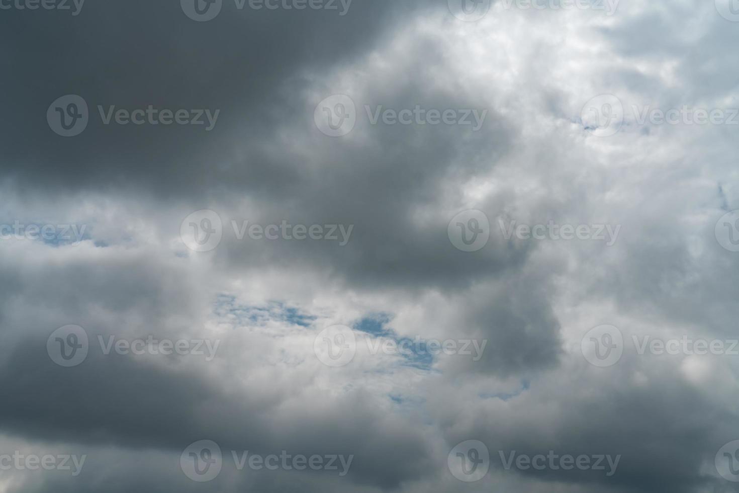 nuvens de chuva de tempestade cinzenta ou nimbus no céu foto