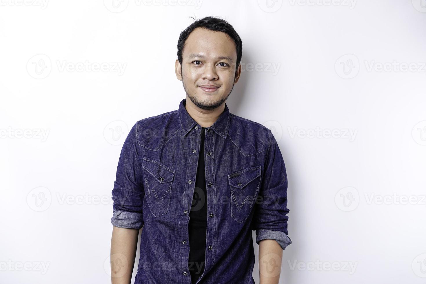 um retrato de um homem asiático sorridente vestido com uma camisa azul, isolado por fundo branco foto