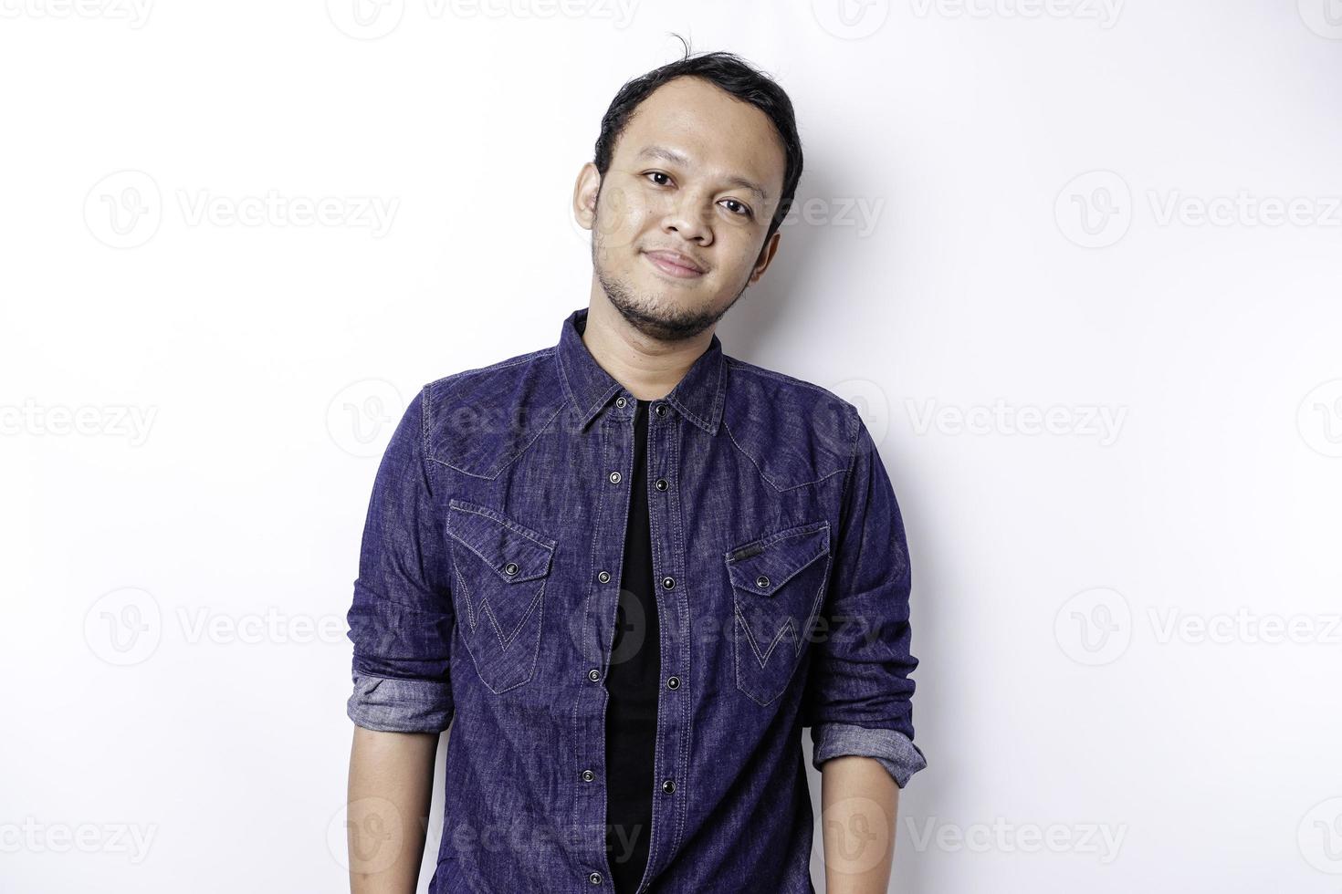 um retrato de um homem asiático sorridente vestido com uma camisa azul, isolado por fundo branco foto