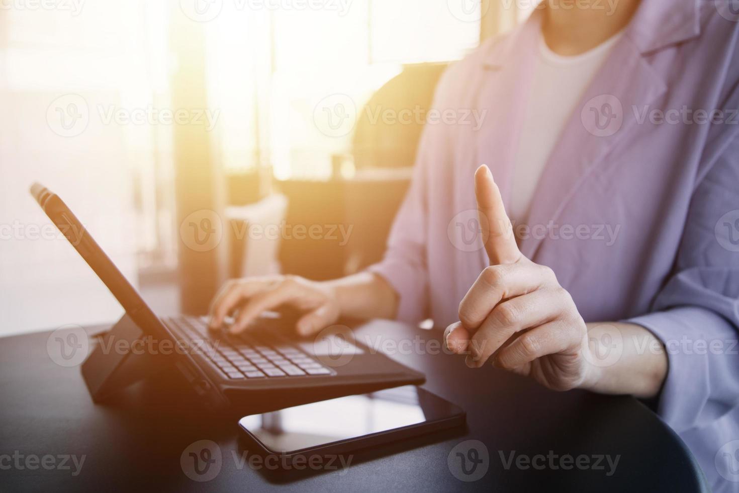 close-up homem multitarefa de mãos usando tablet, laptop e celular conectando wi-fi foto