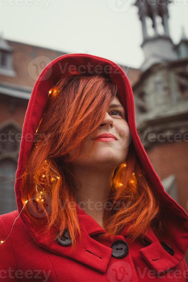 feche a senhora confiante de casaco vermelho na foto de retrato de rua da cidade