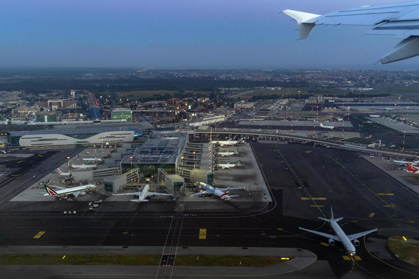 fiumicino, itália - 16 de junho de 2019 - vista aérea do aeroporto internacional de roma foto